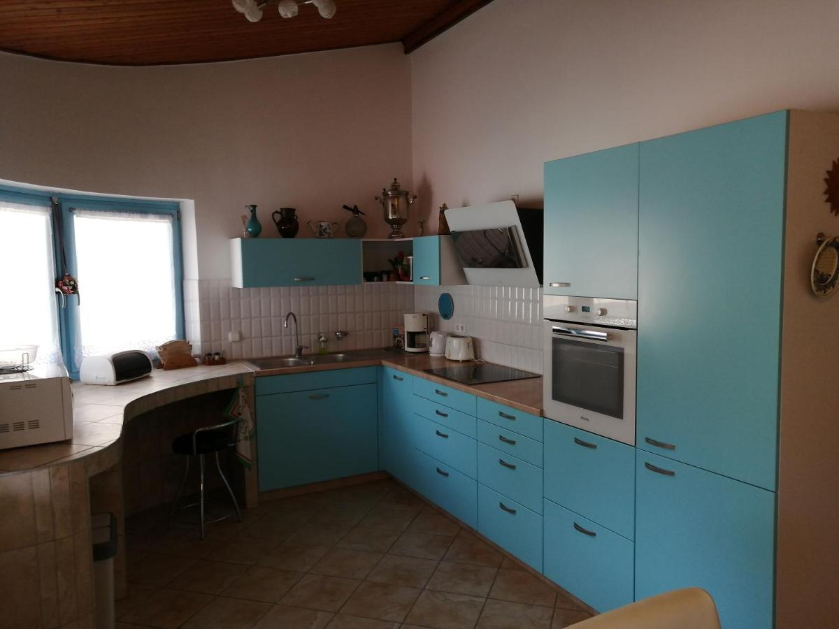 Anna Vendeghaz Apartment Кестели Екстериор снимка